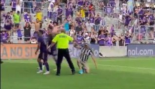 Homem com camisa do Atlético invade campo para comemorar gol contra o Flamengo