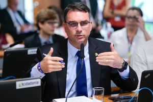 'Condenação de Eduardo é bizarra, ilegal, sem pé nem cabeça', diz Flavio Bolsonaro 