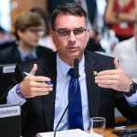 Flávio Bolsonaro afirma que Brasil sofre 'estupro da democracia' e prisões do 8/1 ocorreram nos 'moldes nazistas'