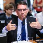 Flávio Bolsonaro afirma que Brasil sofre 'estupro da democracia' e prisões do 8/1 ocorreram nos 'moldes nazistas'