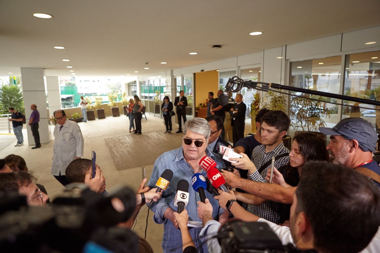 'Claro que não vou desistir da campanha', diz Datena ao sair de hospital