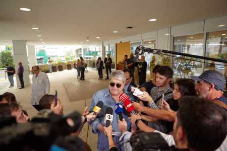 Datena falou com jornalistas ao deixar o Hospital Sírio-Libanês nesta terça-feira (3)