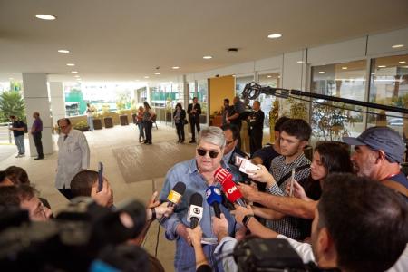 Datena falou com jornalistas ao deixar o Hospital Sírio-Libanês nesta terça-feira (3)