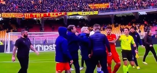 Técnico italiano acerta cabeça em jogador rival em confusão após final de jogo