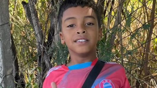 Davi ajuda os pais vendendo balas numa praça de Belo Horizonte