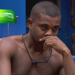 BBB 24: Davi vai ao confessionário após ter suas roupas jogadas na piscina