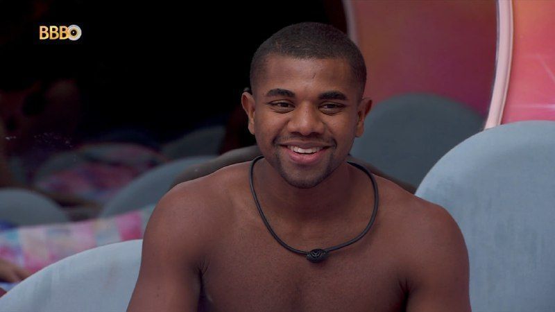 Campeão do BBB 24, Davi publica foto sorrindo com carreta de doações para o RS e gera polêmica