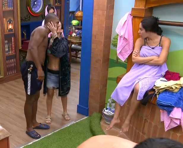 BBB 24: Wanessa dá beijo em Davi e web compara cantora a Judas