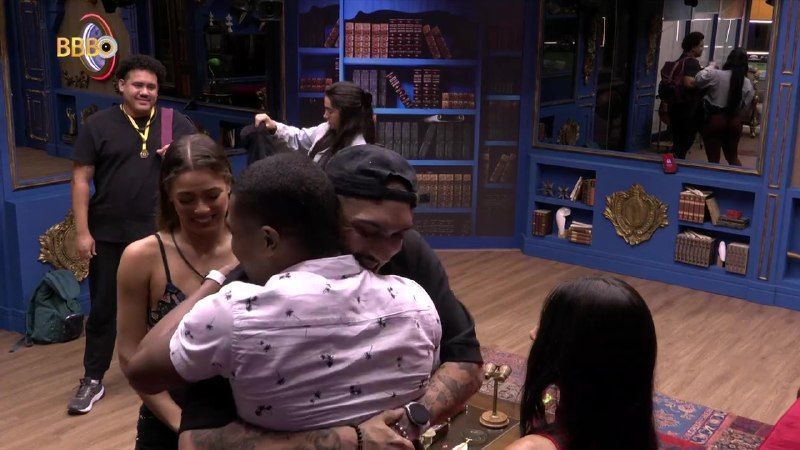 Eliminado, Bin Laden abraça Davi e elogia jogo do brother no BBB 24