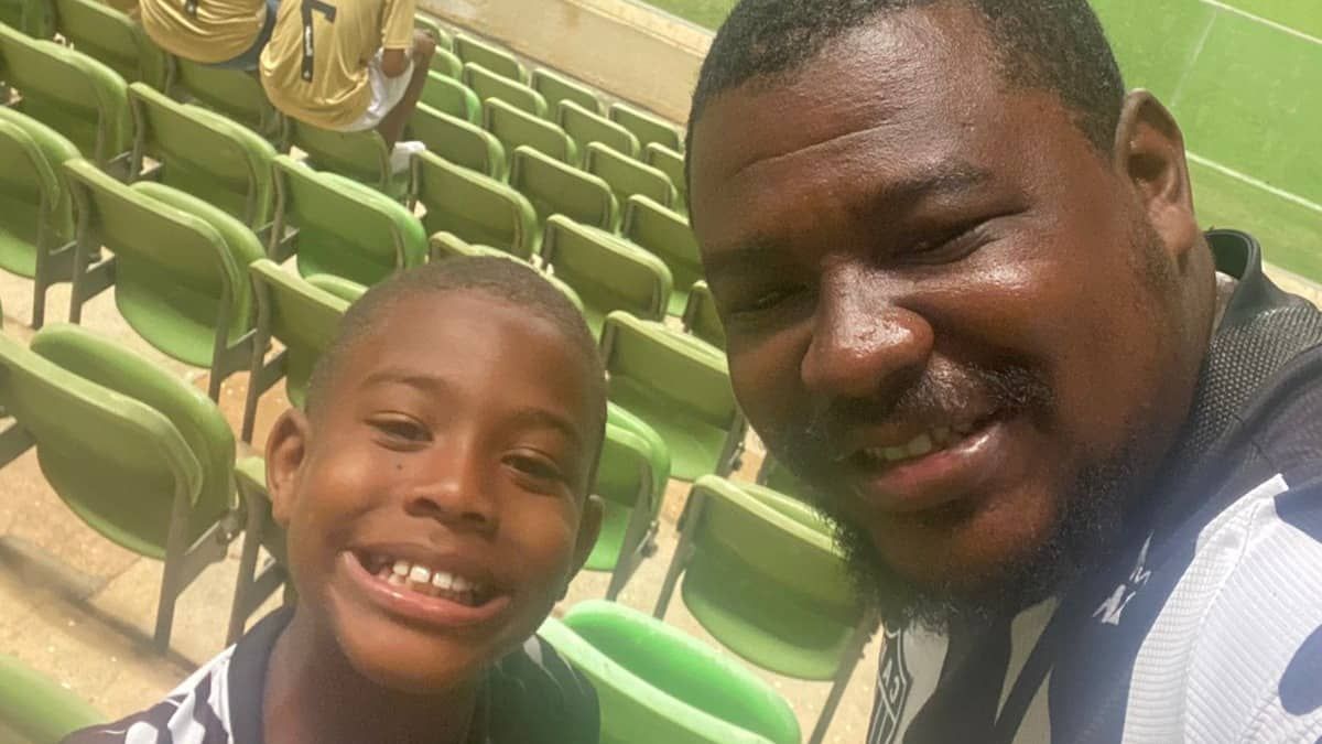 Torcida em família: atleticano emociona o filho de 8 anos na primeira visita ao estádio