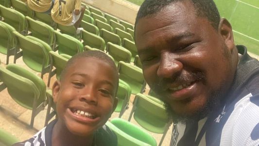Davi e o pai, Gilmar, nas arquibancadas do Independência para acompanhar Atlético x Democrata-SL