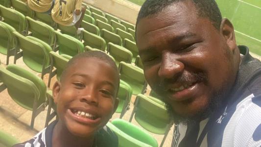 Davi e o pai, Gilmar, nas arquibancadas do Independência para acompanhar Atlético x Democrata-SL