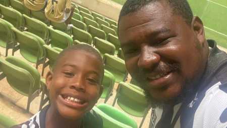 Davi e o pai, Gilmar, nas arquibancadas do Independência para acompanhar Atlético x Democrata-SL