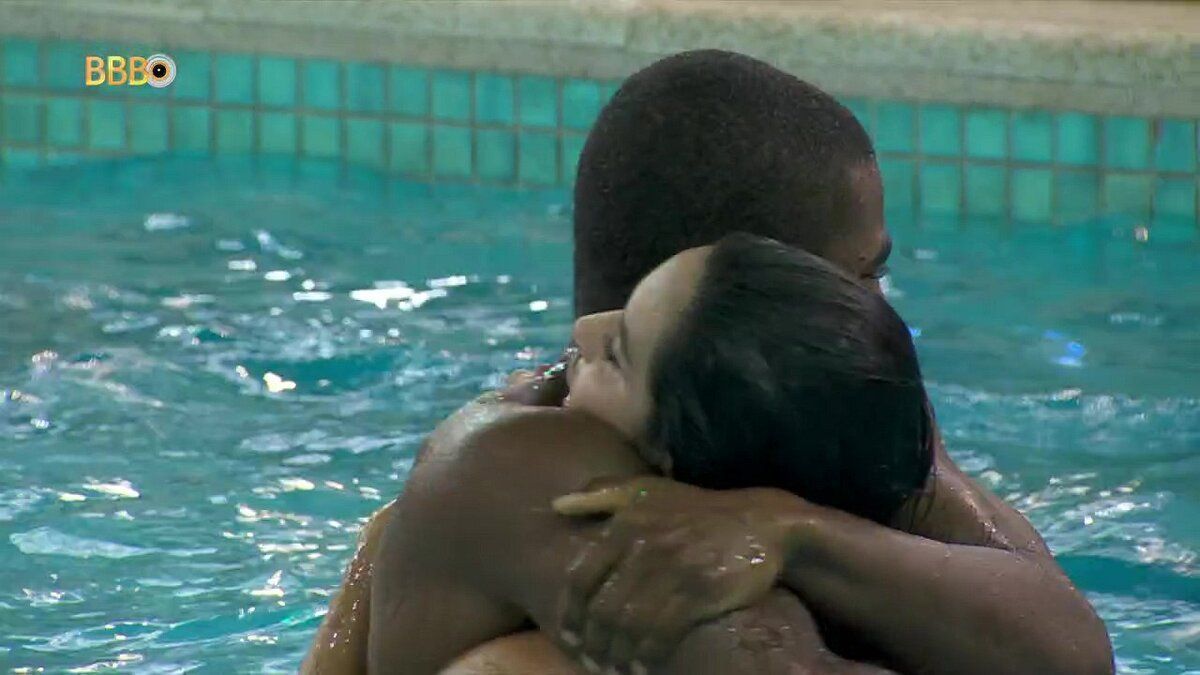 BBB 24: Davi e Isabelle fazem festa na piscina após volta do Paredão