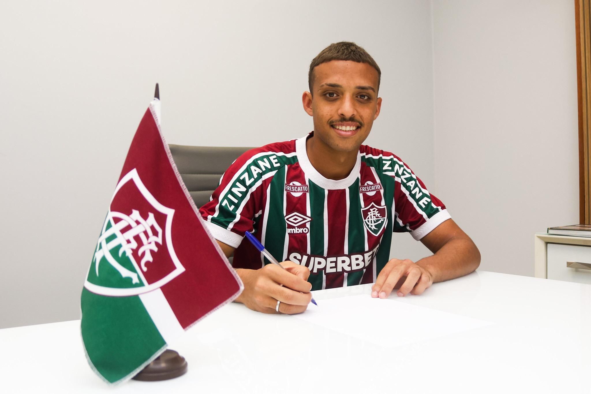 Fluminense encaminha empréstimo de filho de Felipe Melo para clube uruguaio