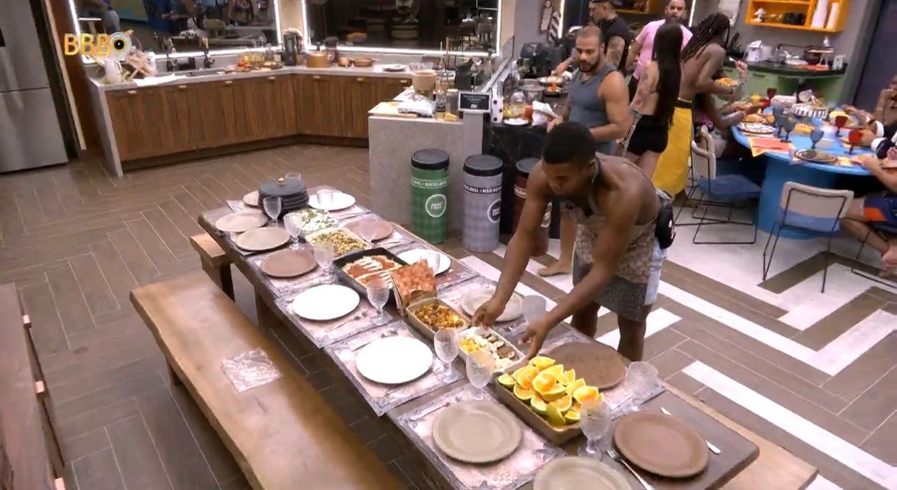 BBB 24: Davi vira alvo de críticas dos brothers por banquetes da Xepa