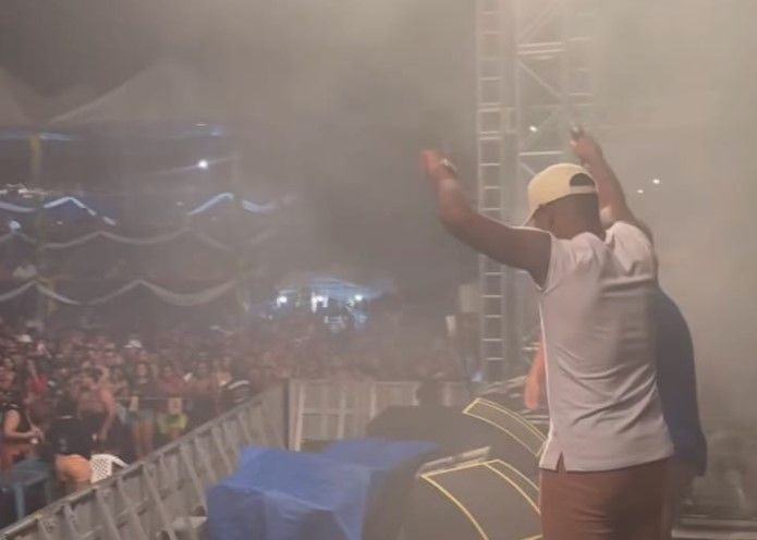 Campeão do BBB 24, Davi Brito assume o microfone e canta hit em show lotado