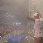 Campeão do BBB 24, Davi Brito assume o microfone e canta hit em show lotado