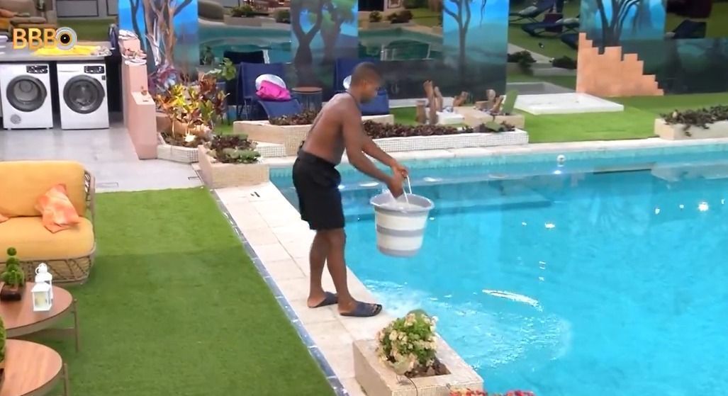 BBB 24: Davi enche balde de água e manda recado para Leidy 'ela vai tomar o dela'; veja momento