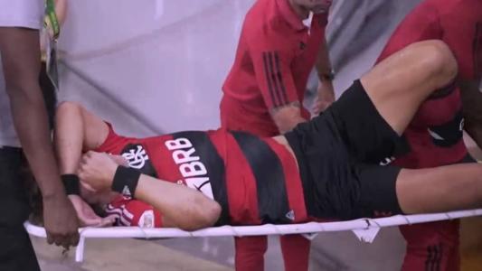 David Luiz deixou o jogo de maca após torcer o joelho direito