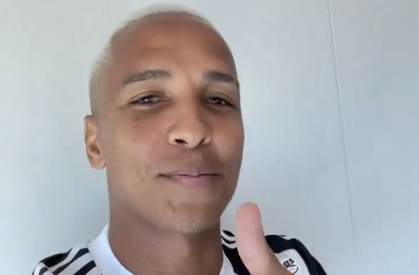Deyverson 'provoca' Cruzeiro e exibe vídeo em que revelou acerto com Atlético à família