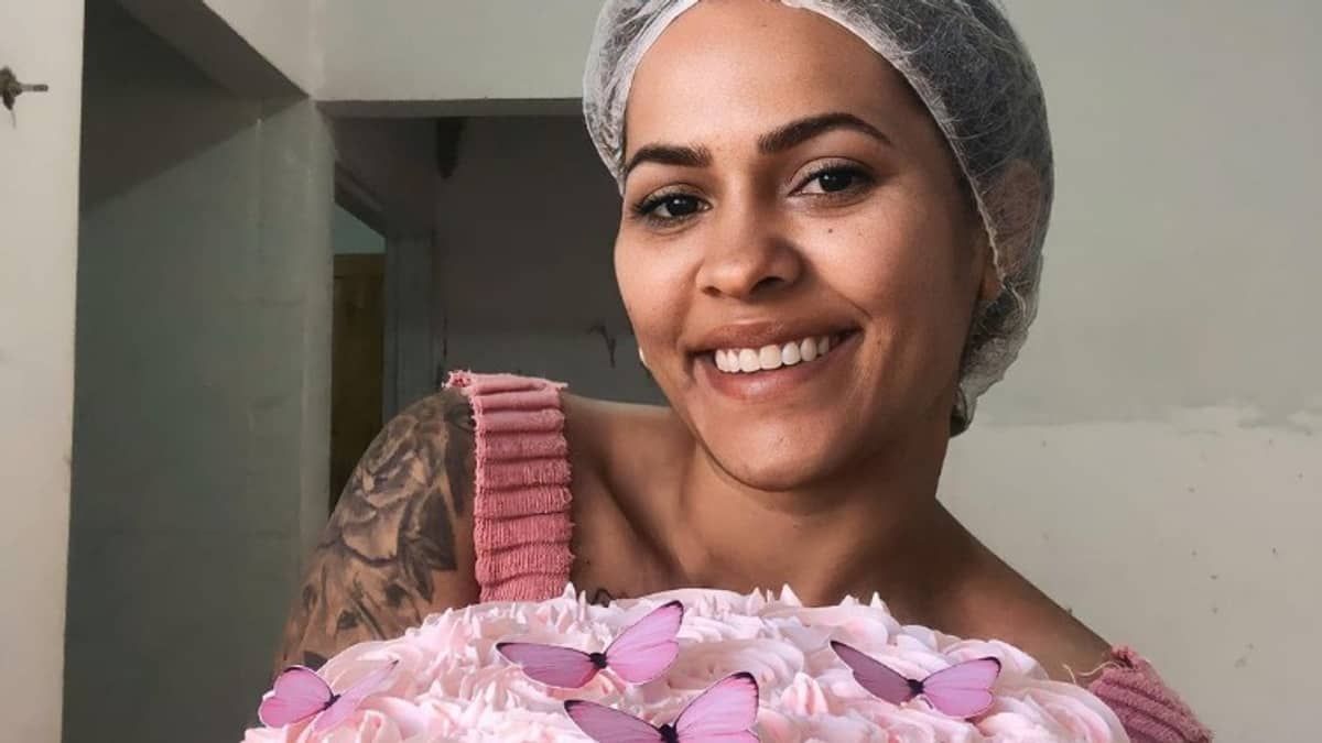 Cliente pede bolo de graça para confeiteira, que expõe conversa e ganha milhares de seguidores