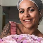 Cliente pede bolo de graça para confeiteira, que expõe conversa e ganha milhares de seguidores