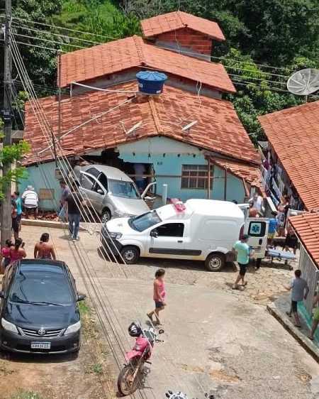 Carro invade casa.jpg