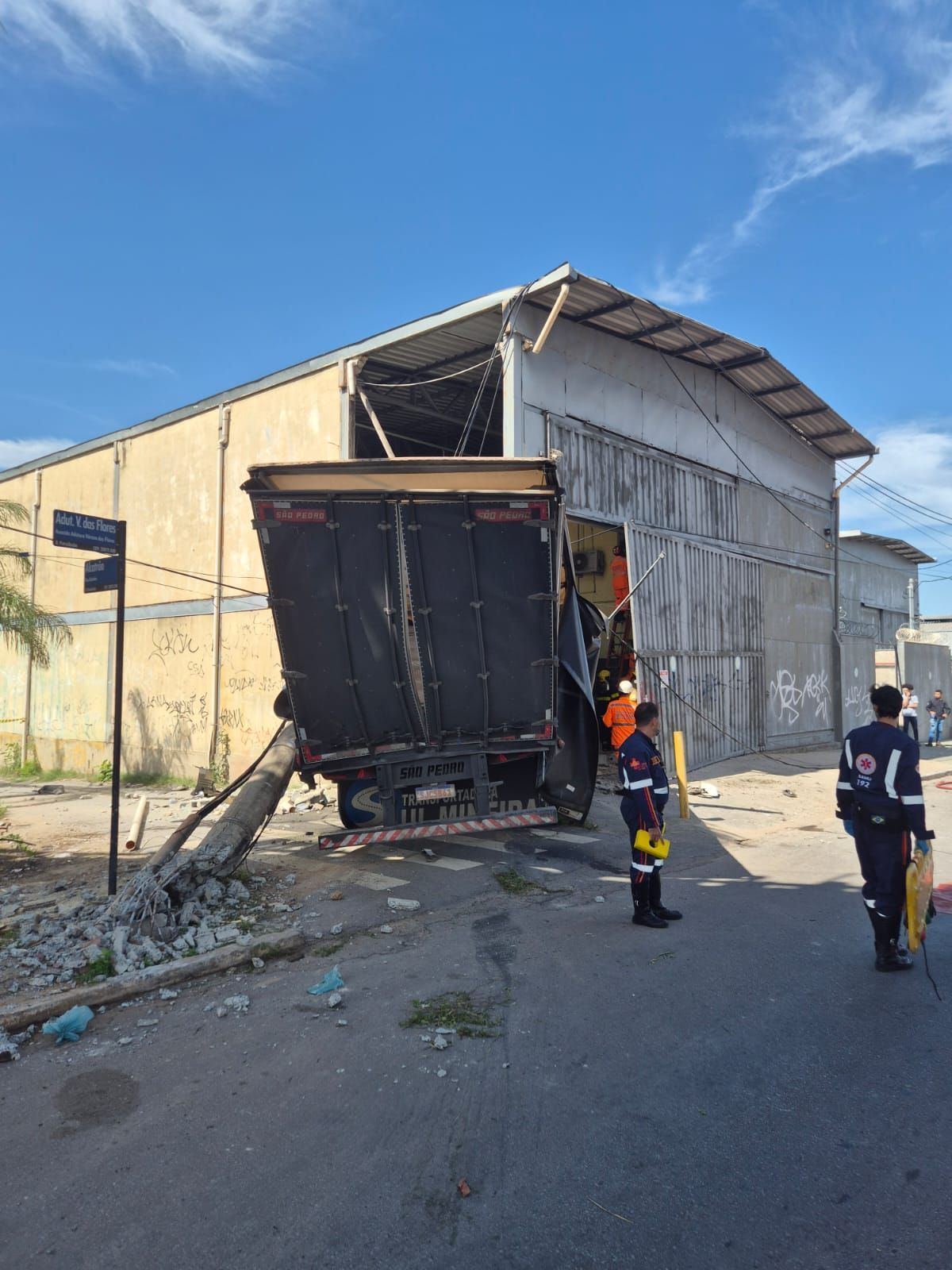 Carreta arrasta postes, invade empresa e deixa feridos em Contagem