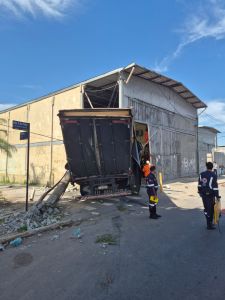 Impacto arrastou postes de energia; Cemig foi acionada por risco elétrico