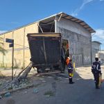 Carreta arrasta postes, invade empresa e deixa feridos em Contagem