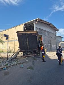 Impacto arrastou postes de energia; Cemig foi acionada por risco elétrico