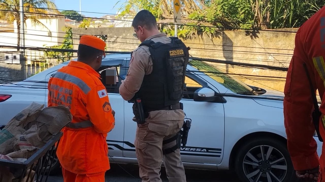 Poste cai sobre carro de aplicativo na região Norte de BH; ocupantes ficam presos por risco elétrico