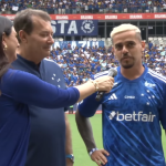 Fagner é apresentado pelo Cruzeiro e faz promessa à torcida