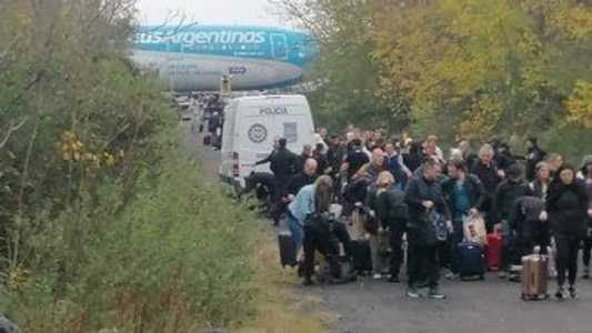 Passageiros e tripulantes desembarcaram na pista de decolagem do Aeroporto Internacional de Ezeiza, em Buenos Aires