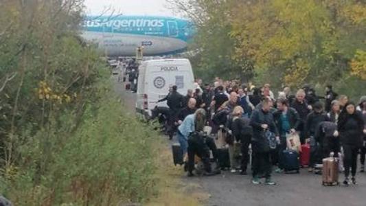 Passageiros e tripulantes desembarcaram na pista de decolagem do Aeroporto Internacional de Ezeiza, em Buenos Aires