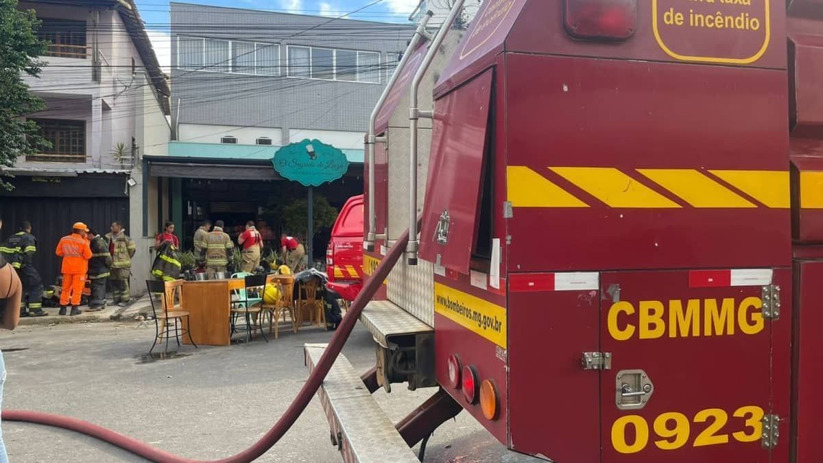 Doceria pega fogo após vazamento de gás de cozinha, em Contagem