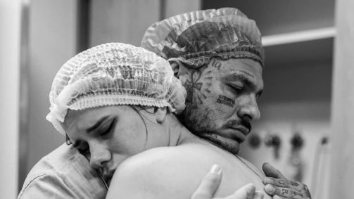 De acordo com o influenciador, o estado da companheira é grave