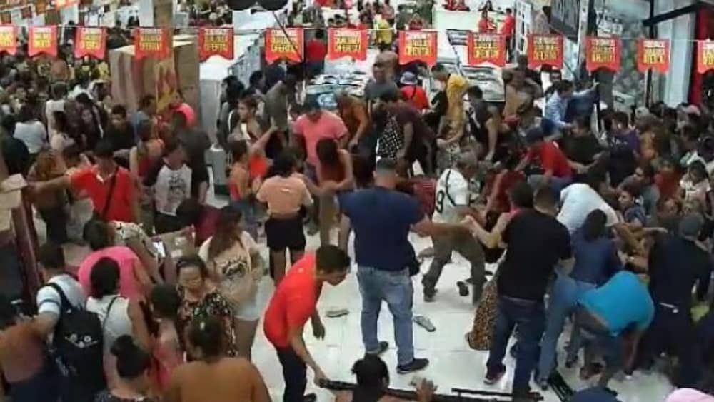 Promoção de Black Friday termina em tumulto e pelo menos 16 feridos em loja em Macapá