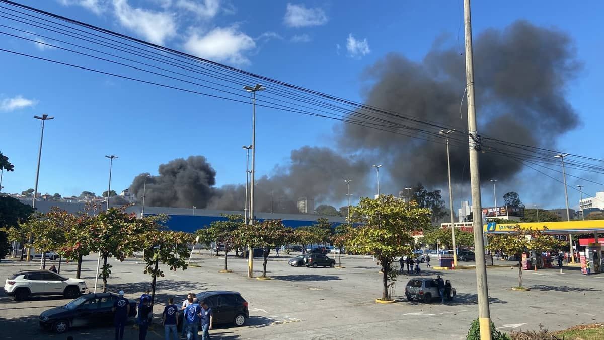 Vídeo: incêndio de grande proporção atinge galpão no bairro União, em BH