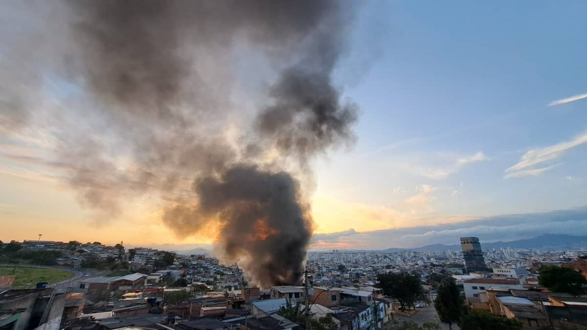 Bombeiros combatem incêndio na avenida Antônio Carlos em Belo Horizonte  