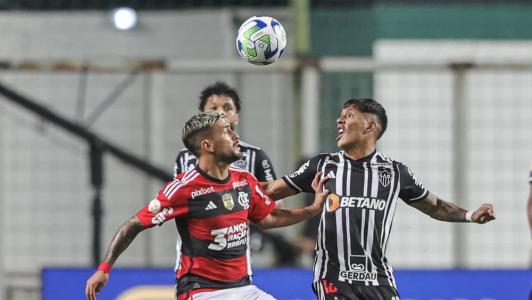 De Arrascaeta e Zaracho em disputa de bola no jogo do primeiro turno do Brasileirão entre Flamengo e Atlético