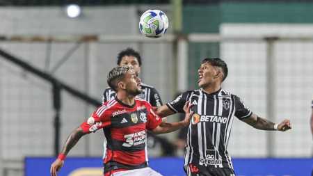 De Arrascaeta e Zaracho em disputa de bola no jogo do primeiro turno do Brasileirão entre Flamengo e Atlético