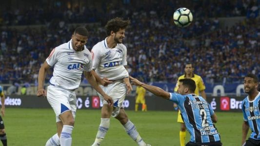 De cabeça, Hudson marcou o gol do Cruzeiro que levou a semi para os pênaltis, em 2017