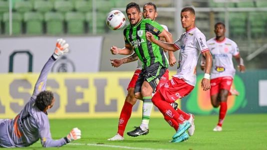De cavadinha, Aloísio marcou o primeiro gol do América na partida