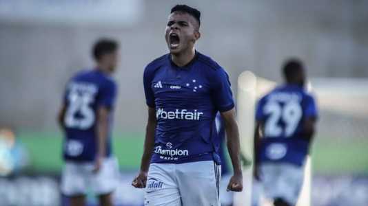 De falta, Bruno Rodrigues abriu o placar para o Cruzeiro