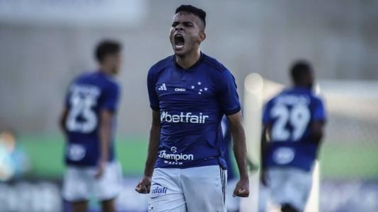 De falta, Bruno Rodrigues abriu o placar para o Cruzeiro