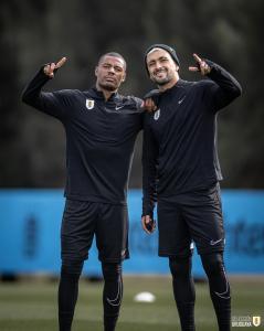 Nico De La Cruz e Arrascaeta, atletas do Flamengo, em treino do Uruguai