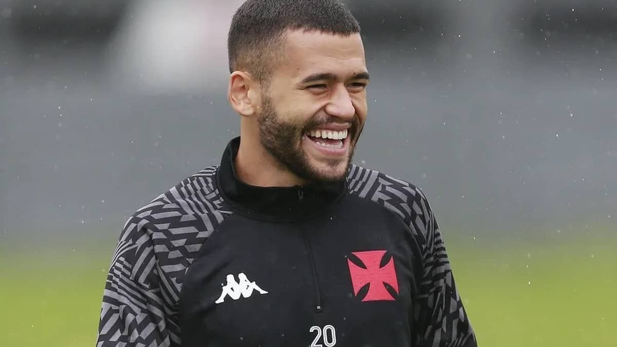 De Lucca volta a treinar no gramado, mas não deve ser usado pelo Vasco em 2023
