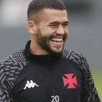 De Lucca volta a treinar no gramado, mas não deve ser usado pelo Vasco em 2023